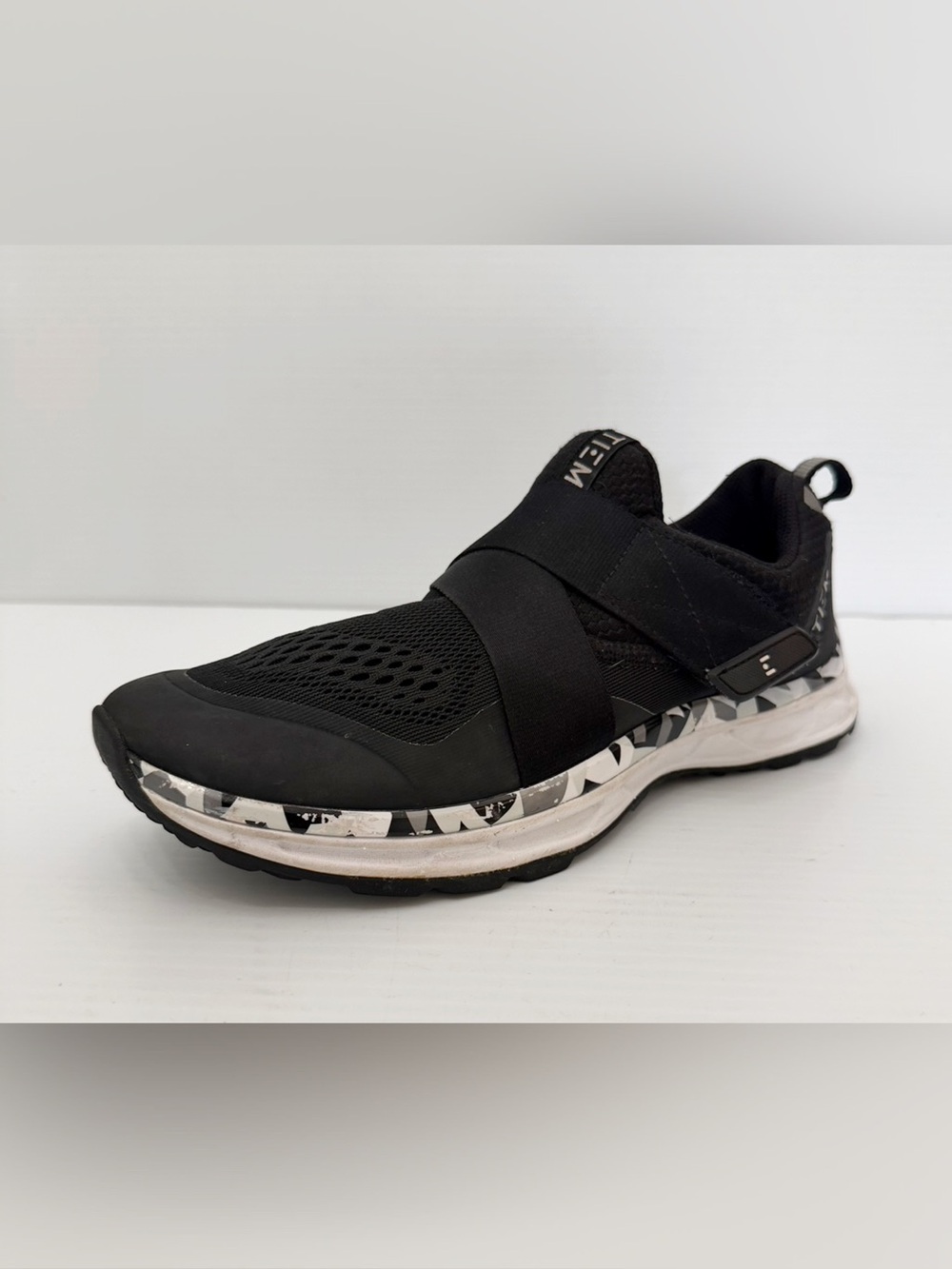 TIEM - Slipstream Cycling Shoes
Black Geometric Size: 9.5